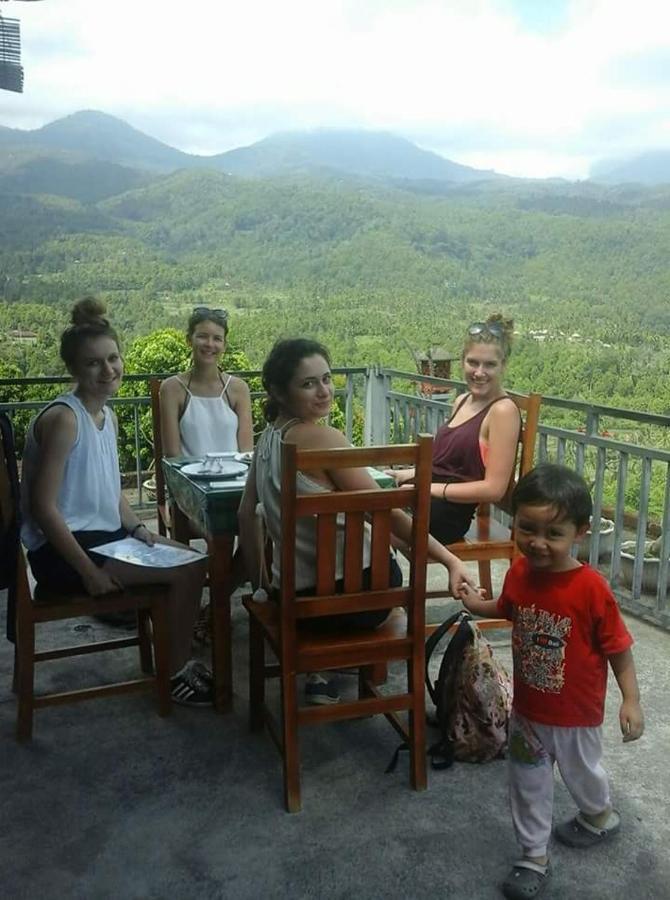 One Homestay And Warung Мундук Екстер'єр фото
